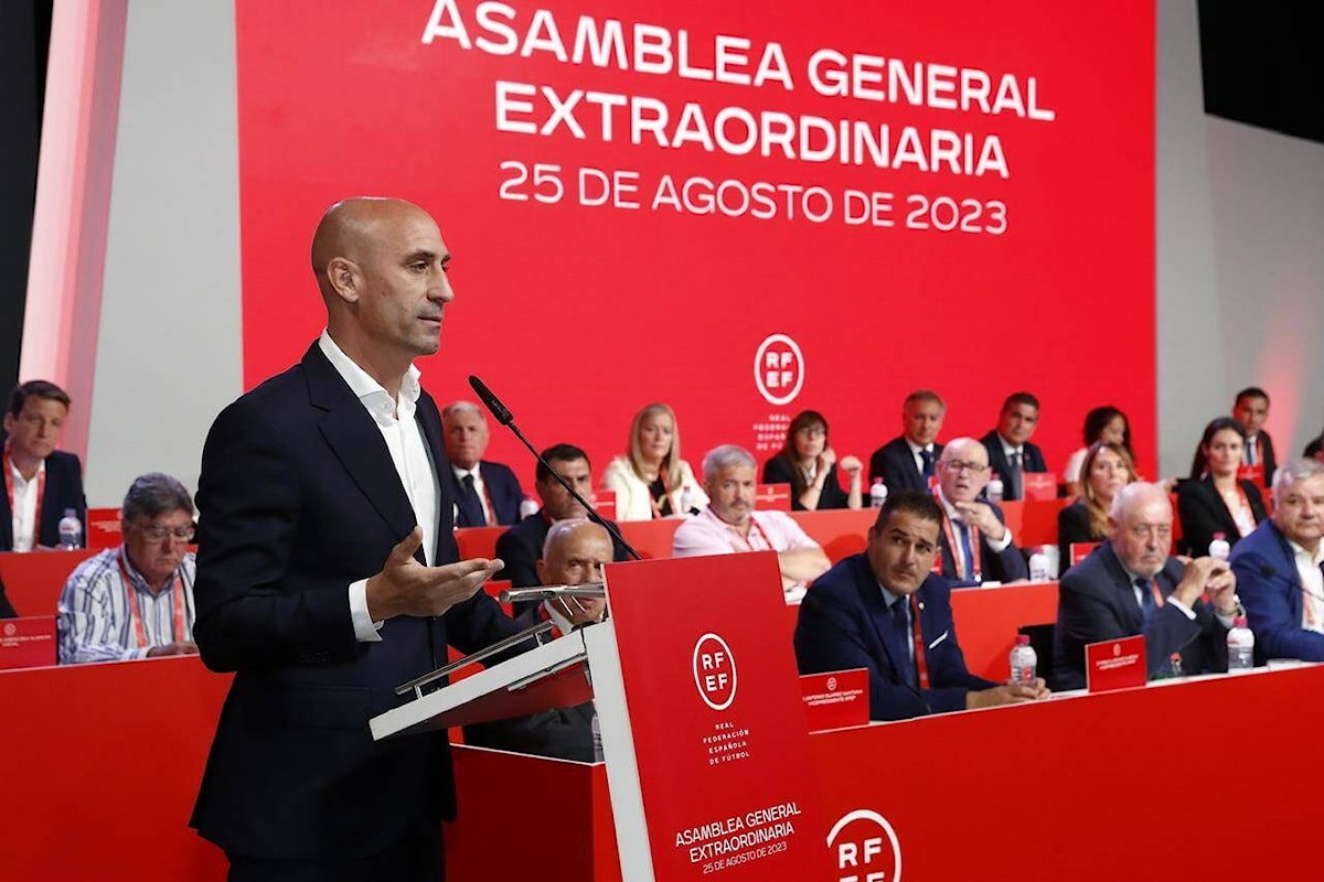 La FIFA suspende durante 90 días al presidente del fútbol español tras besar la final del Mundial