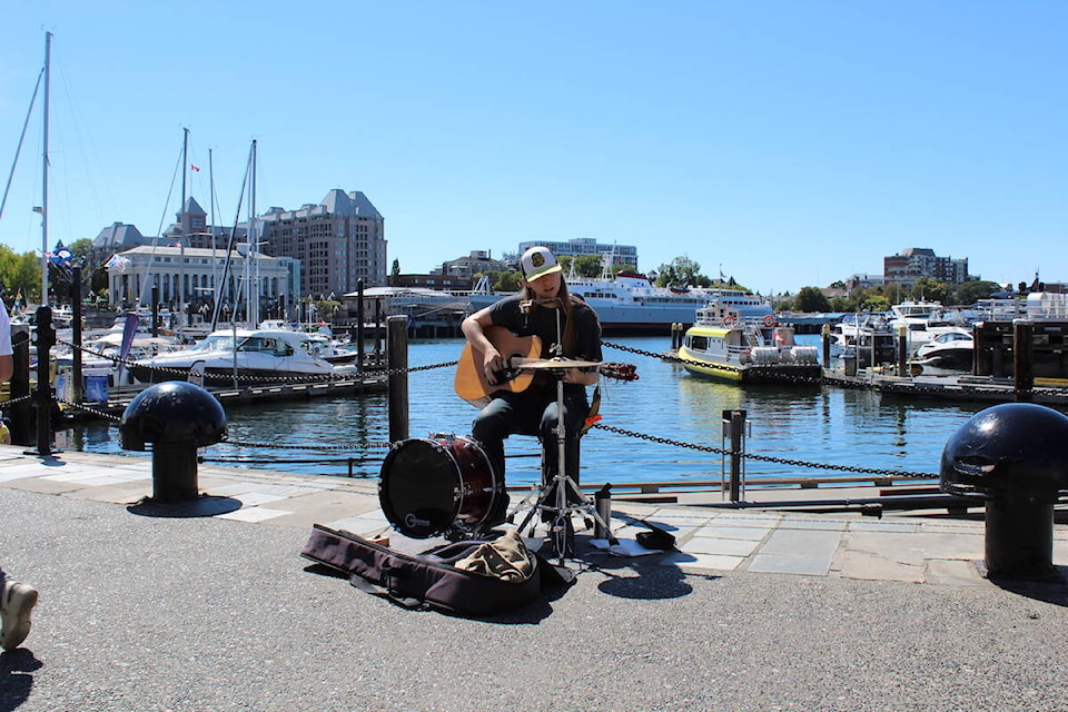 web1_230809-vne-busking-decline-harbour_1