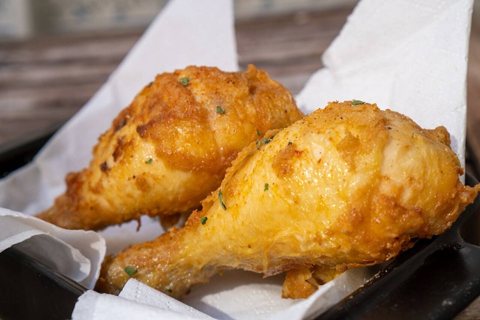web1_230818-vne-fried-chicken-opening-hifive_1