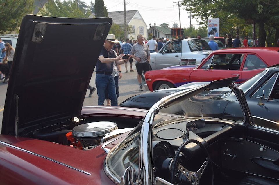 web1_vintage-cars-fill-goldstream-avenue-for-langford-show-and-shine-showandshine_1