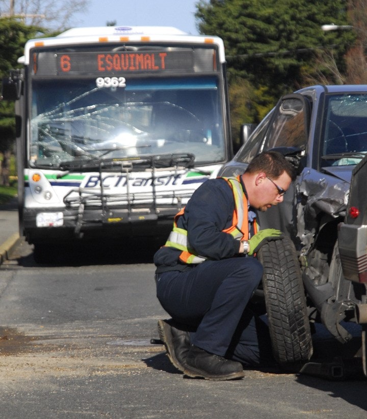 6596saanichWEBSaanquadrabuscrash1