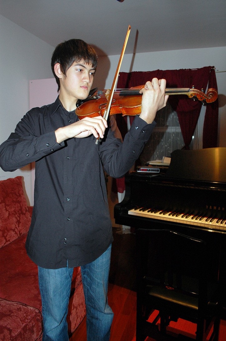 1602vicnewsVN-violin03web