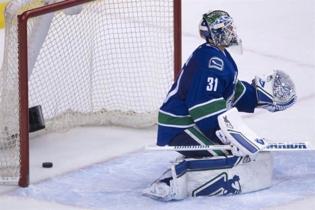 22362BCLN2007EddieLack-VancouverCanuckslosetoColumbusBlueJackets2015