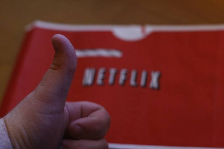 48656BCLN2007NetflixMail-ThumbsUp