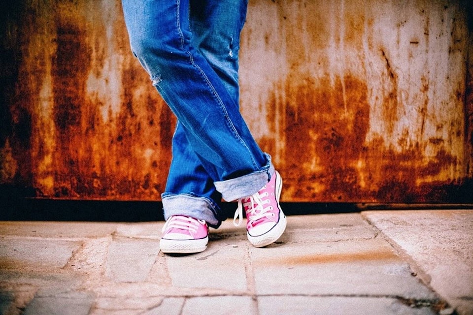 web1_20170503-KCN-T-Waiting-Jeans-Crossed-Feet-Standing-Legs-Urban-349687