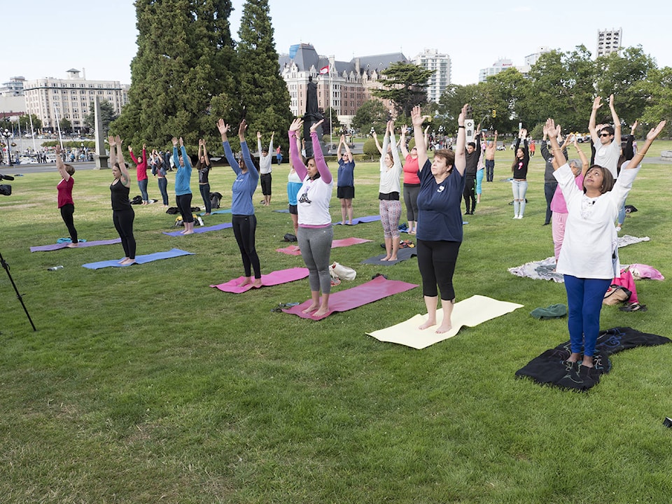 web1_170616-VNE-Yogaday1