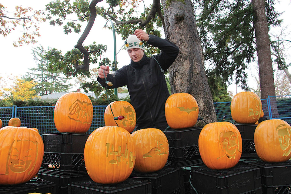 8580282_web1_OB-pumpkin-art-setup-Frenkel-P-Nov0216