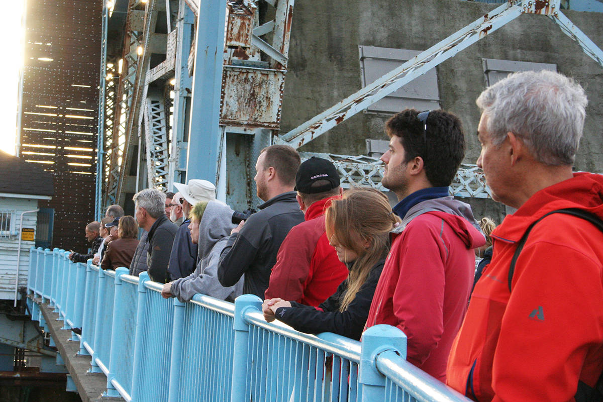 8588480_web1_VNE-BridgeSpectators