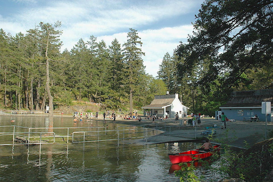 8612650_web1_1280px-Thetis_lake_main_beach