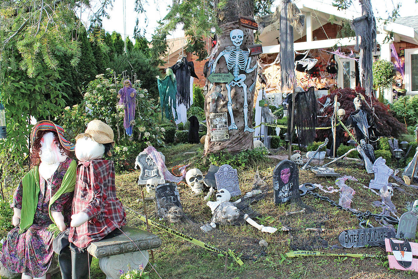 9090866_web1_171027-PNR-halloweenyard