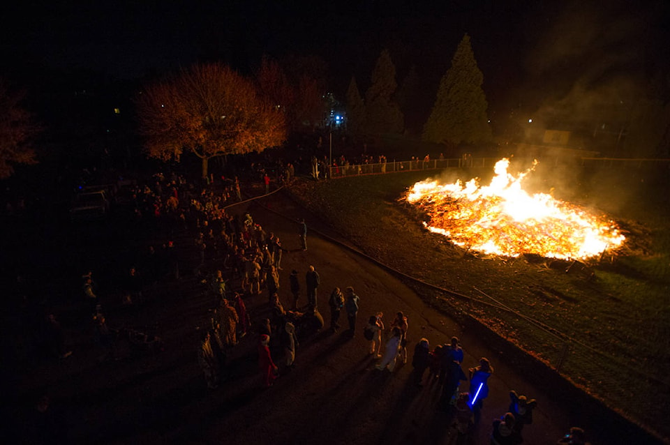 9195374_web1_20171103-OBN-Bonfire19