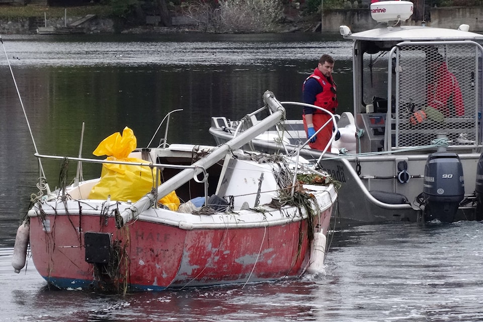 9291384_web1_saanich-derelict-sunken-boat--56-