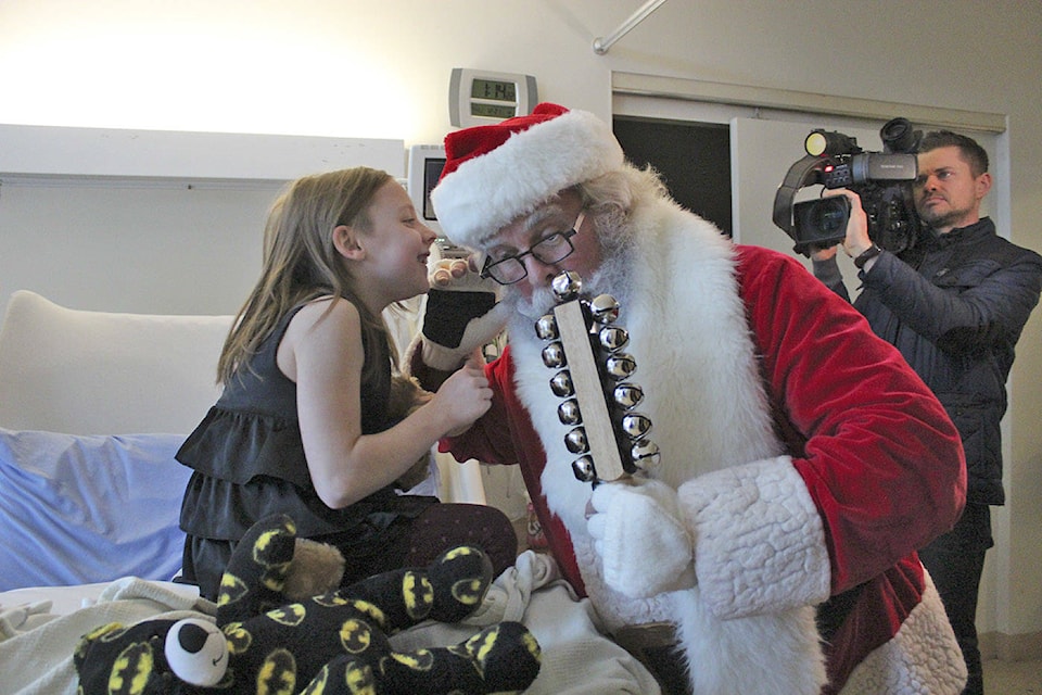 9925503_web1_171227-GNG-SantaVisitsVGH2