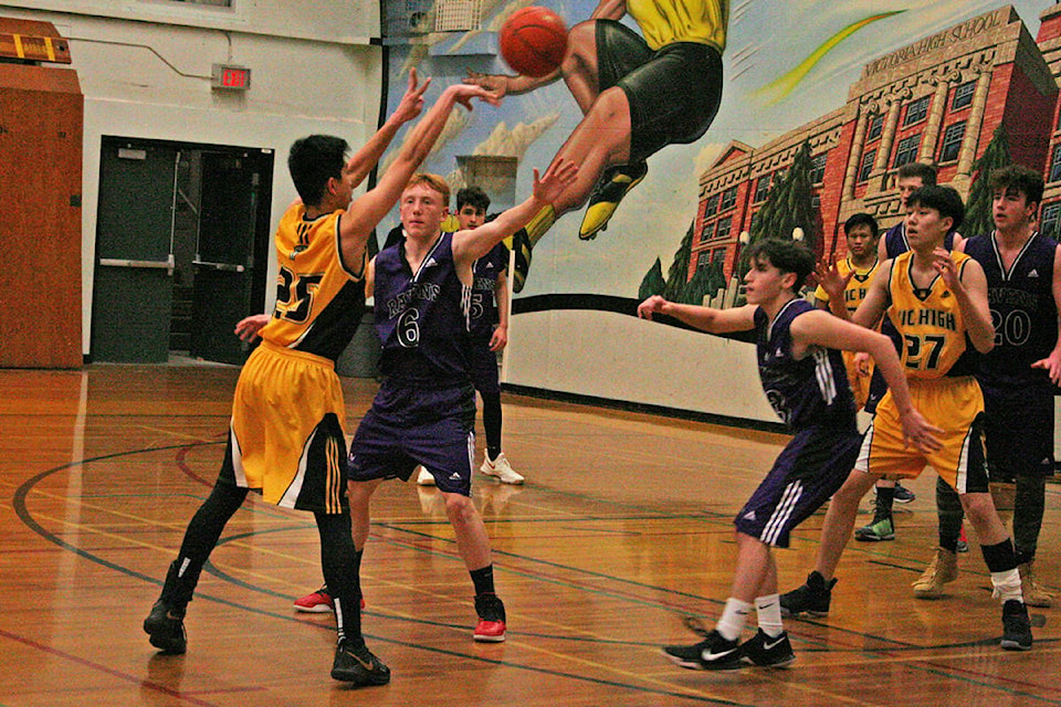 10128999_web1_VNE-TotemsRavensBBall2