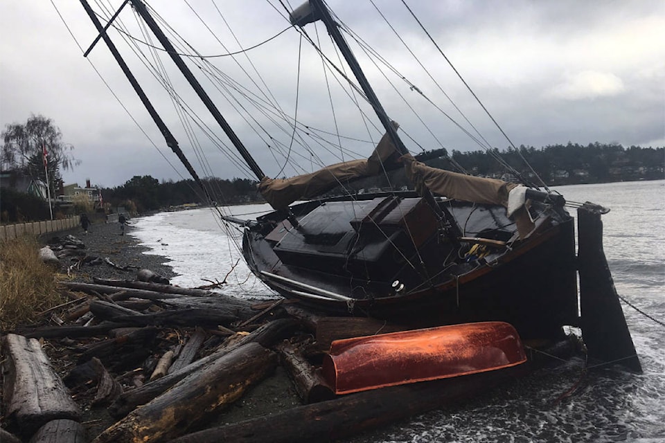 10273291_web1_VNE-WindWarningsBoatAshore