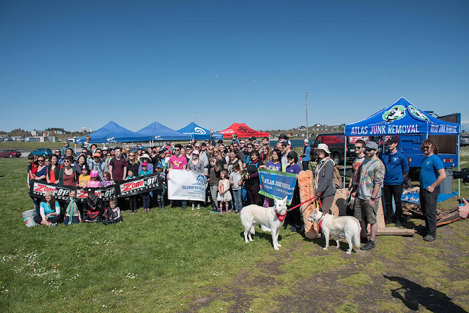 11589562_web1_earthdaybeachclean