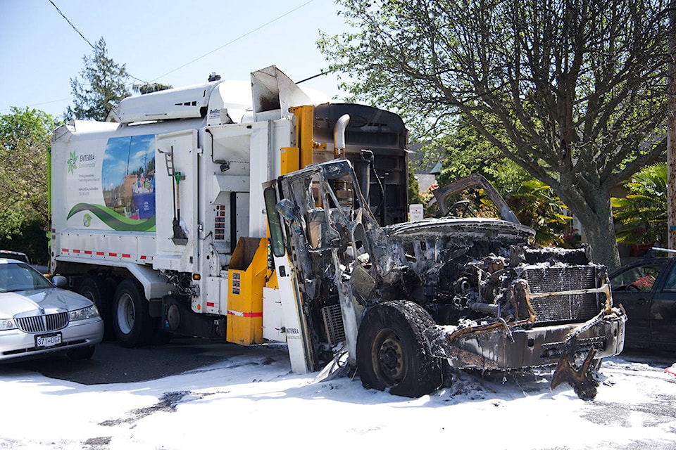 11616111_web1_180425-VNE-TRUCKFIRE