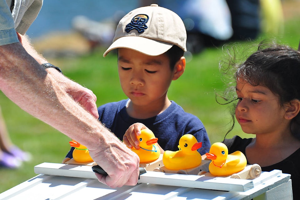 11728738_web1_11613915_web1_duck-race-3
