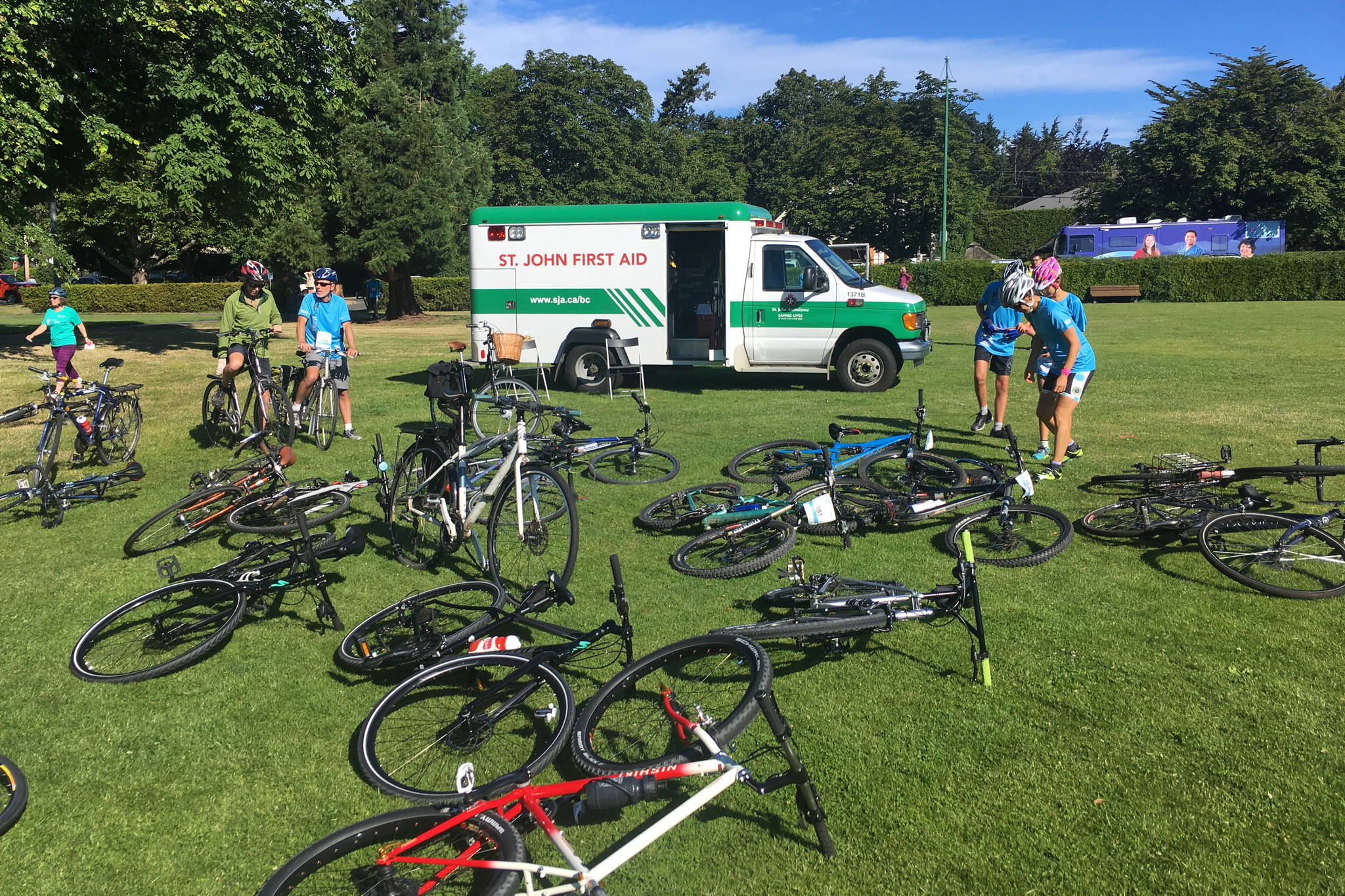 12508910_web1_RideDontHide2