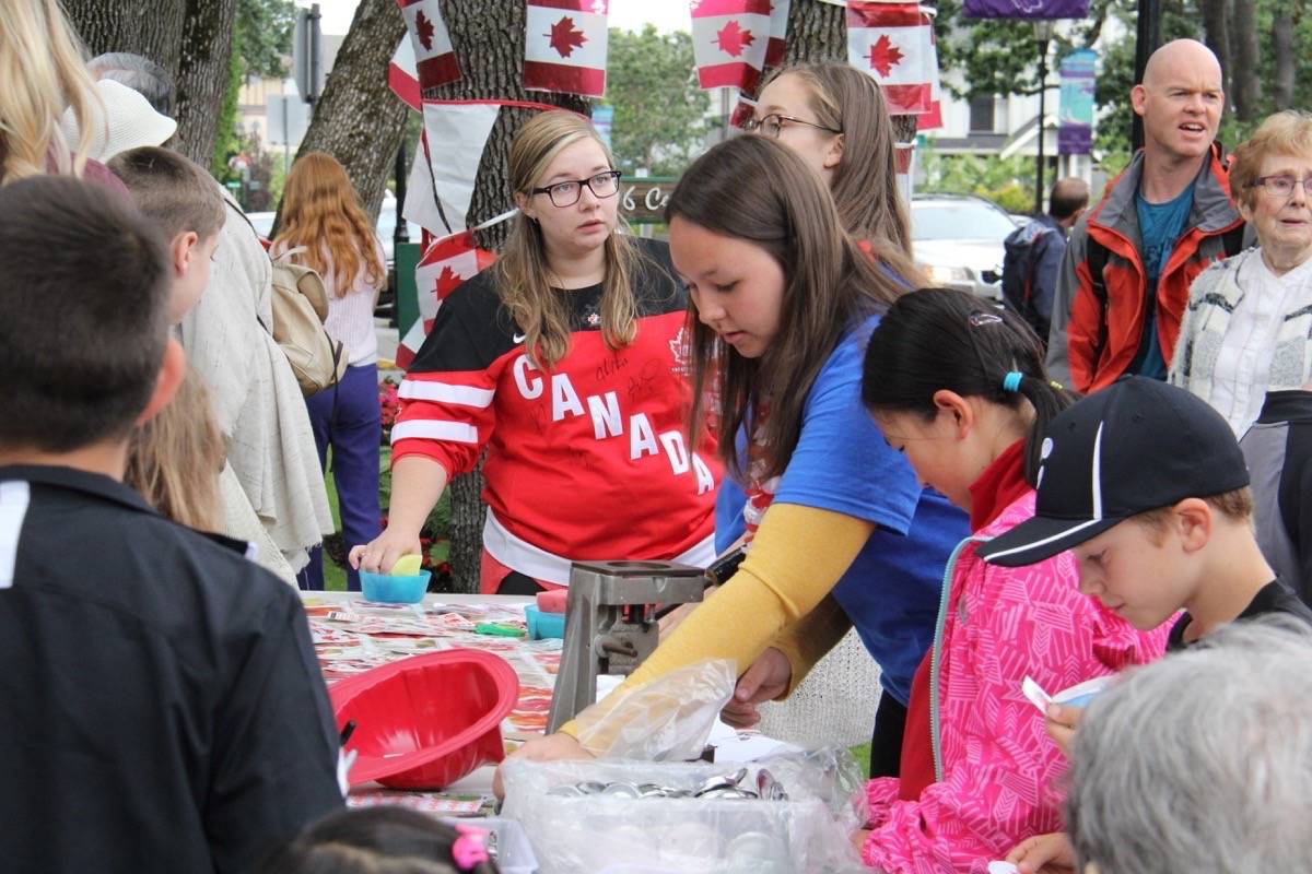 12540833_web1_180704-OBN-CanadaDayOakBay_18