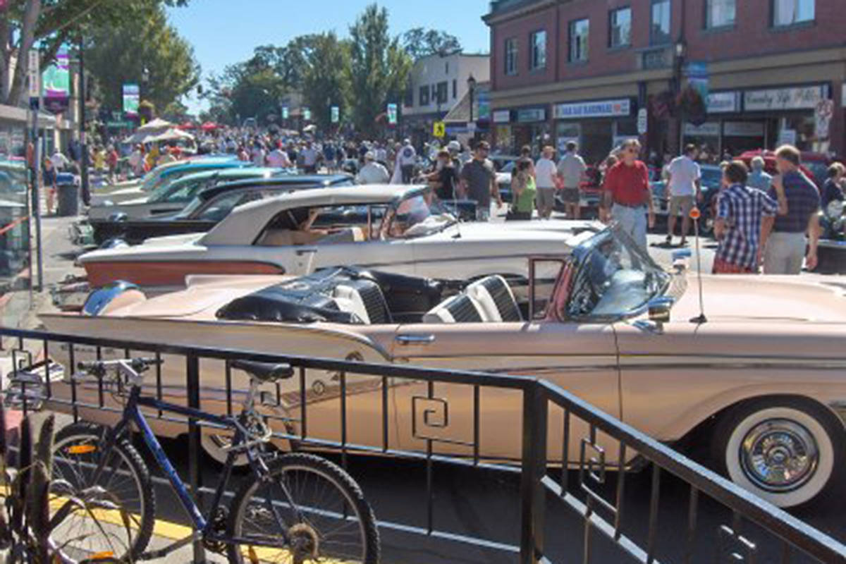 12905247_web1_copy_12810716_web1_carshow2