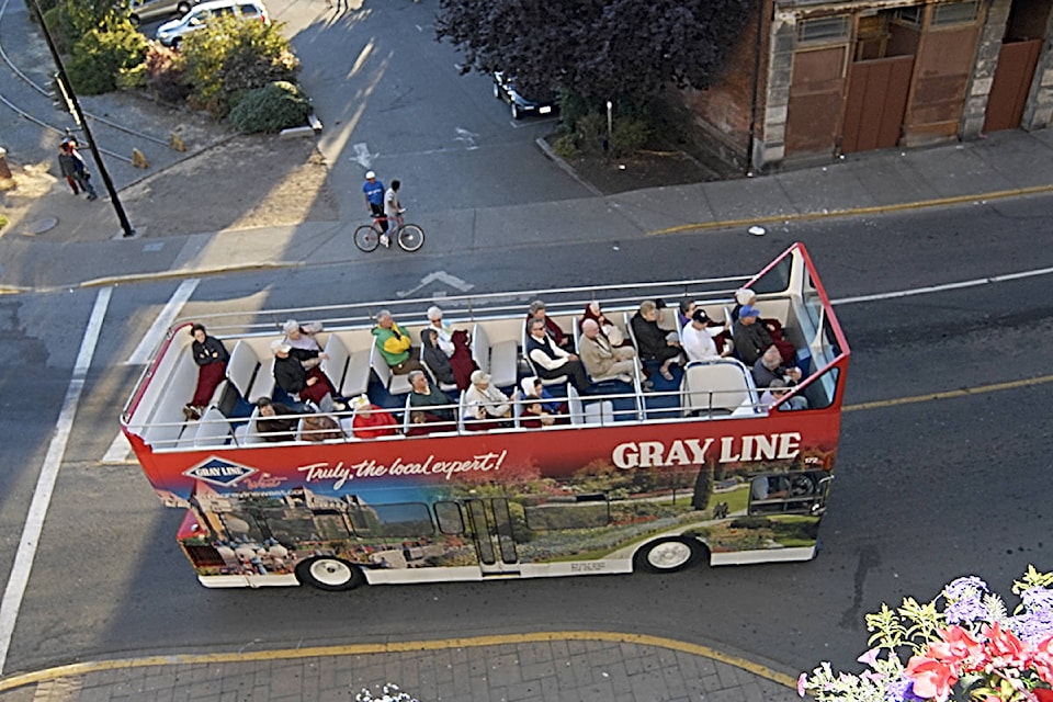 12972174_web1_Grayline-bus