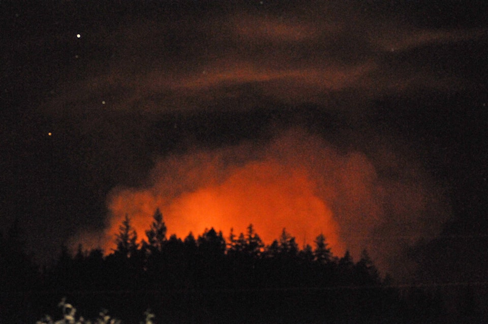 13032366_web1_GreatCentralFire1-06aug18_0245