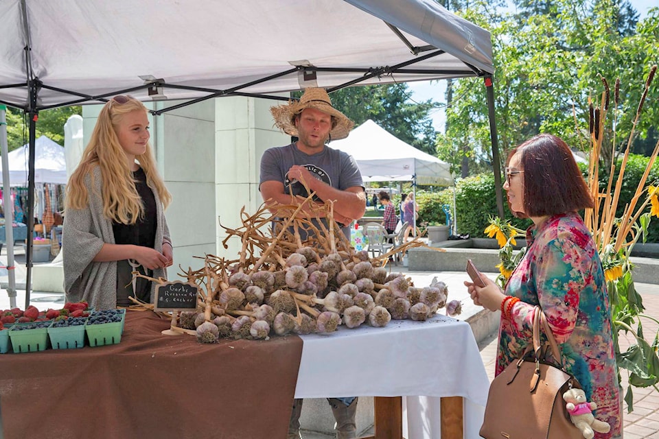 13197281_web1_180810-GNG-FarmersMarket6