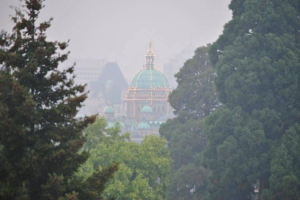 13258044_web1_Smoke_Parliamnet_Victoria_ElizabetMarion