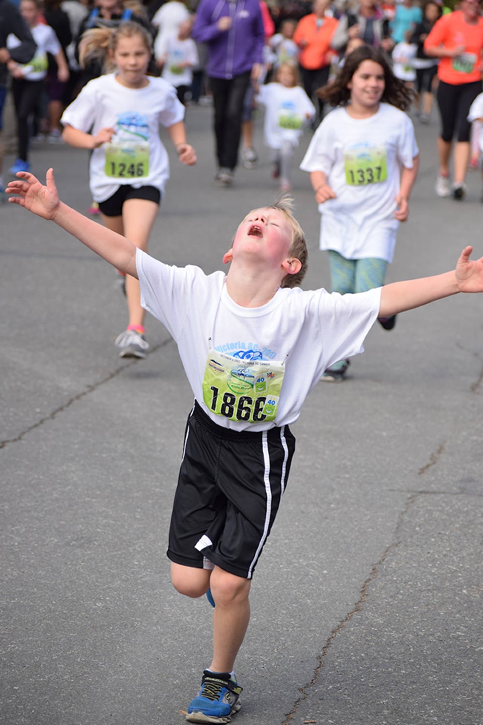 13425079_web1_VNE-MarathonKidsRunFinish