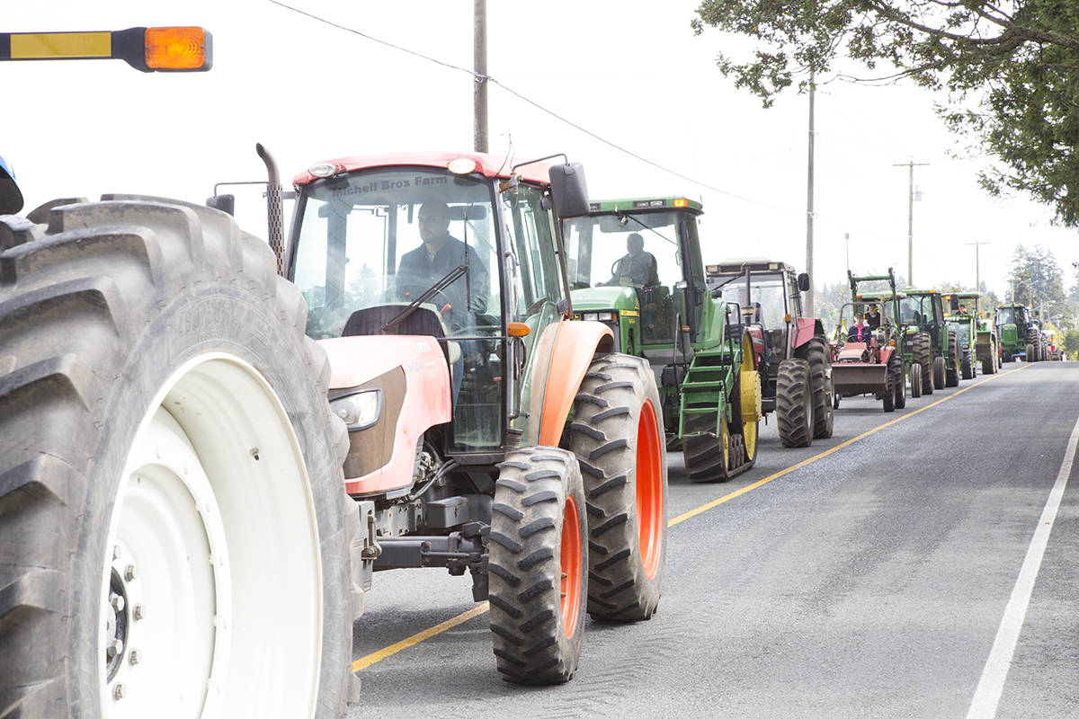 13575459_web1_180919-GNG-TractorProcession2