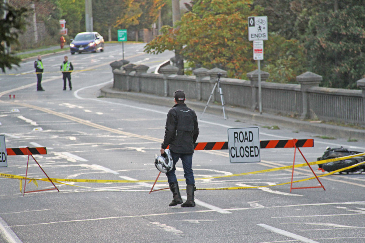 13710300_web1_WEB.MotorcycleHelmetCrash