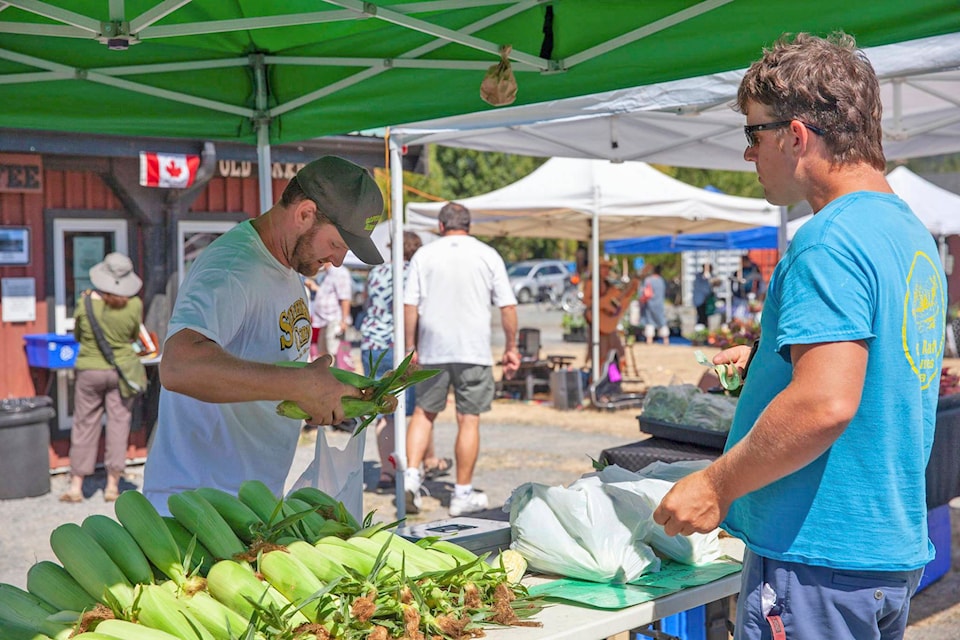 13723116_web1_180810-GNG-FarmersMarket3