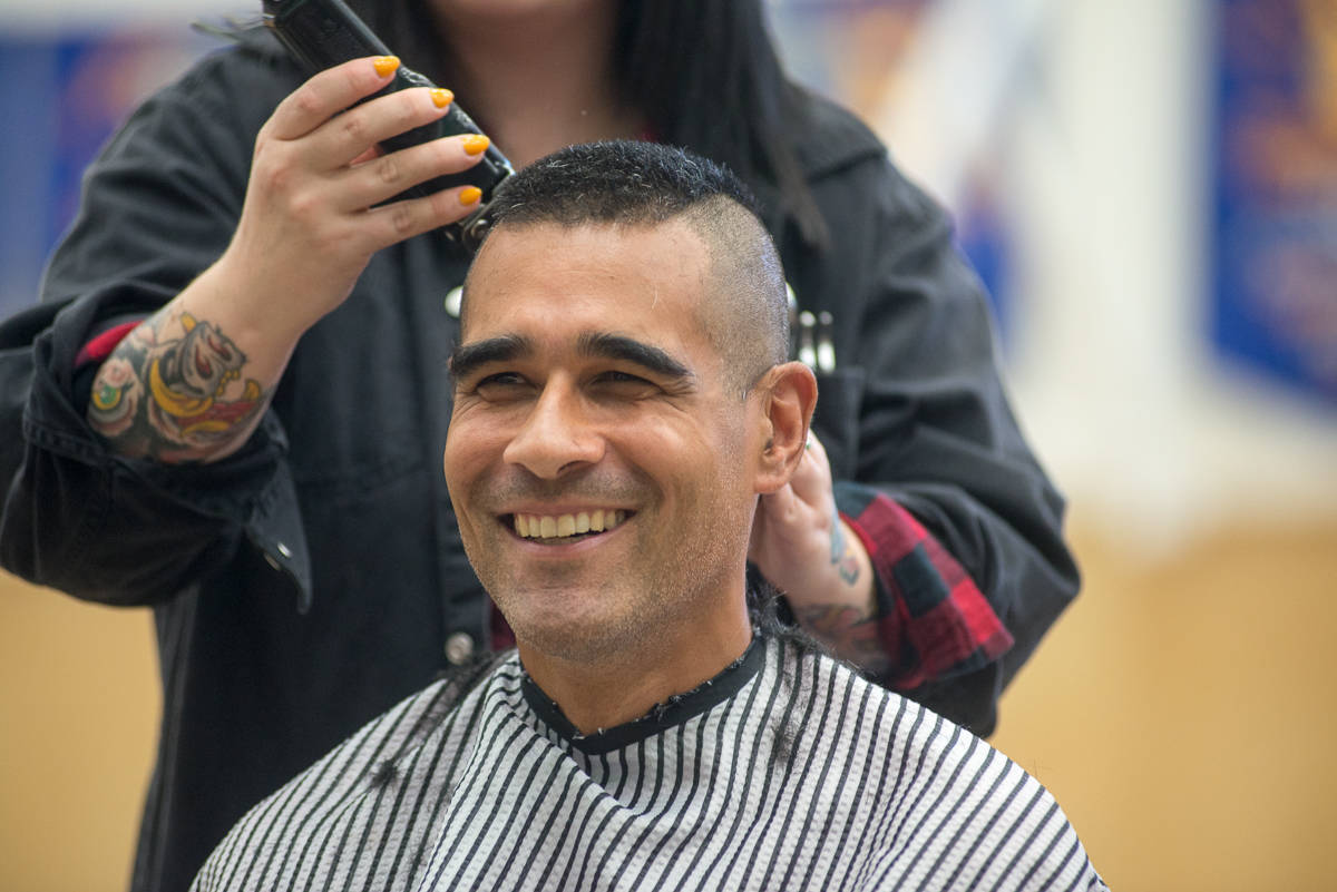 13731878_web1_OBN-OakBayHighCopsForCancerHeadShave-23