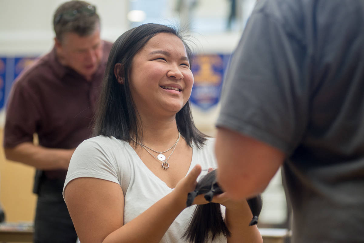 13731878_web1_OBN-OakBayHighCopsForCancerHeadShave-8