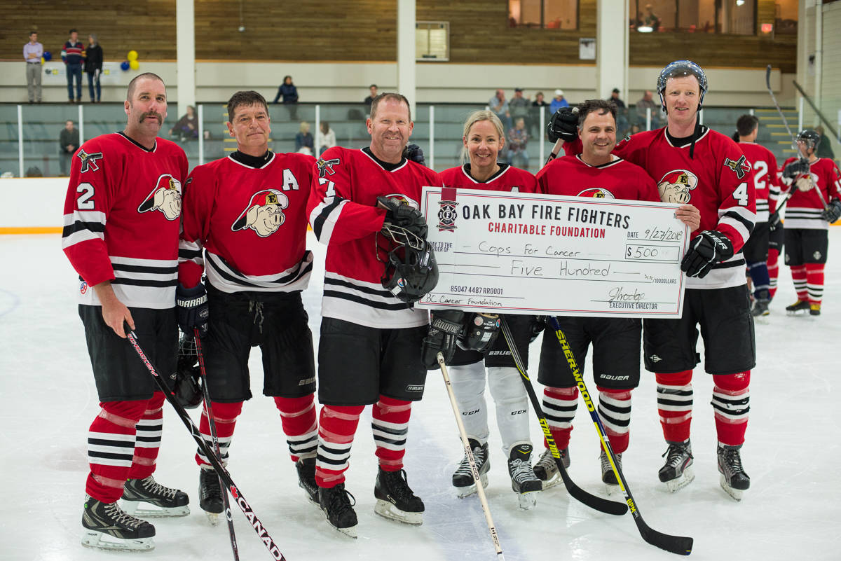 13750532_web1_OBN-CopsForCancerHockeyGame-9