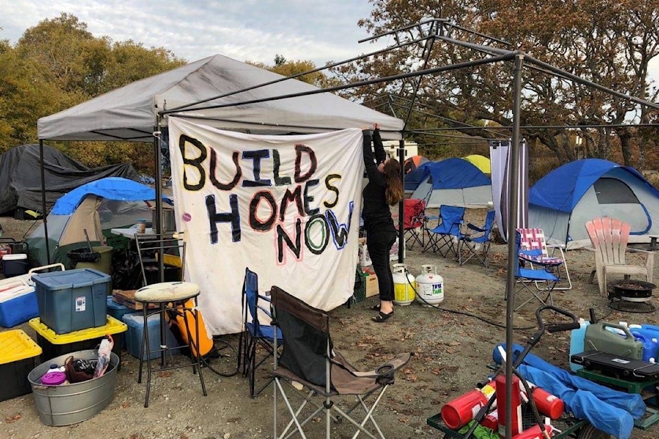 14181619_web1_181030-OBN-M-tent-city-Cattle-Point