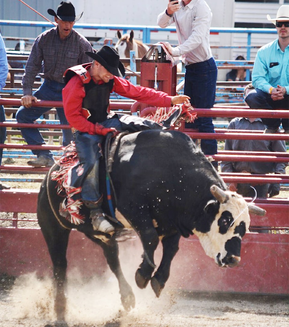 14348874_web1_181109-QCO-bullriderRETIRES2