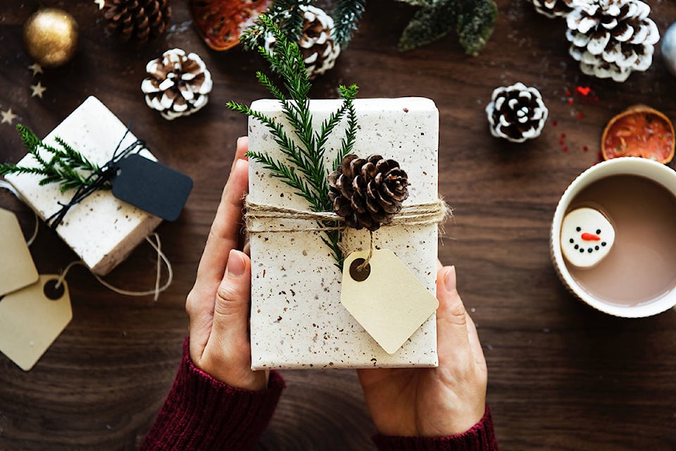 14432399_web1_181102-GNG-ChristmasWrapping