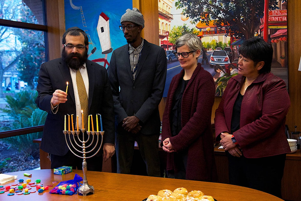 14687797_web1_181206-VNE-Hanukkah