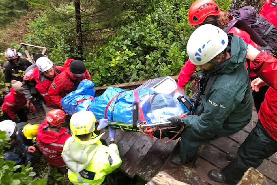 14918710_web1_181226-UWN-Storm-rescue-Ucluelet_1