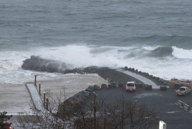 14919471_web1_storm-closes-walkway-at-boat-ramp