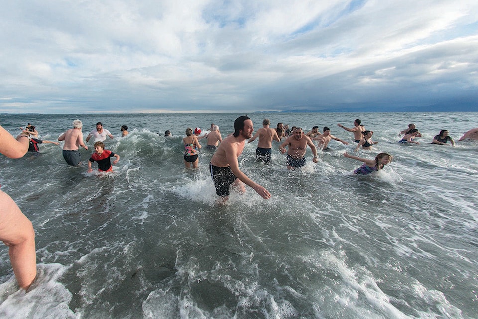 14963161_web1_171227-GNG-JAN-Polarbearswim