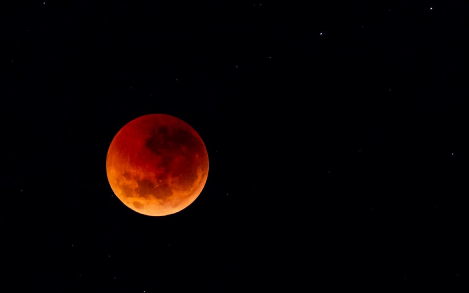 15139595_web1_190116-VNE-BloodMoon