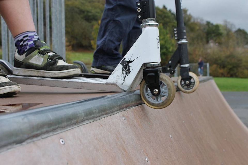 15475157_web1_half_pipe_scooters_wheels_play_wheel_skateboarding_children_sports-1243014