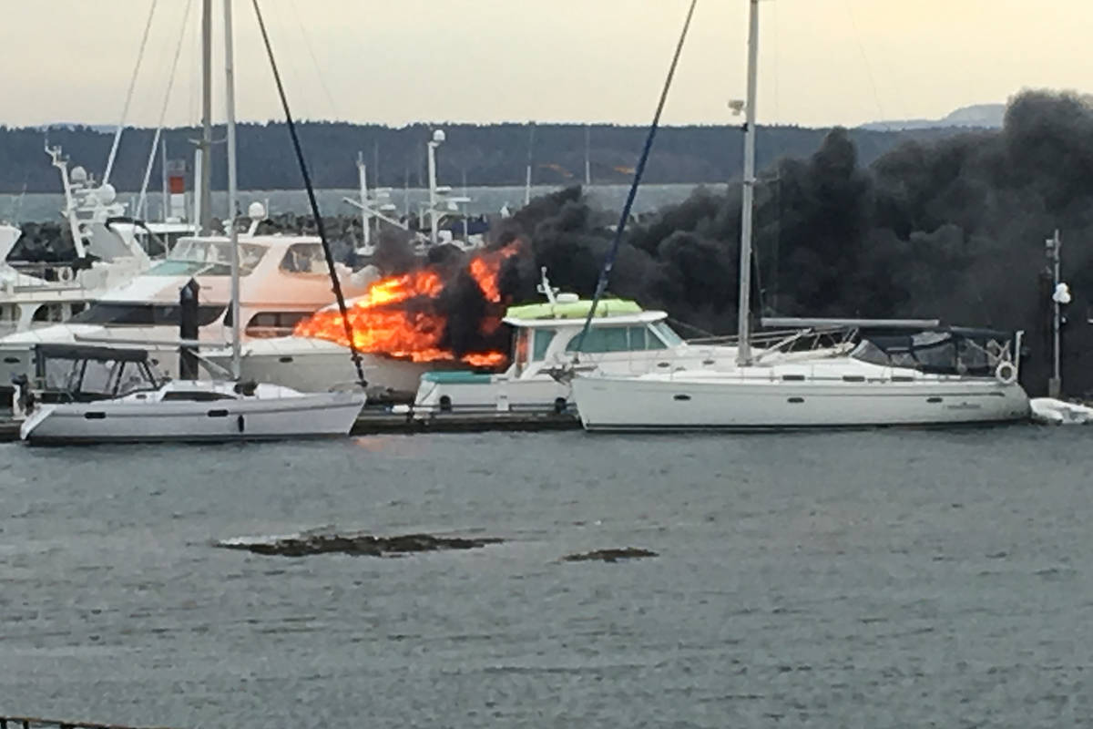 15488453_web1_boatfire3