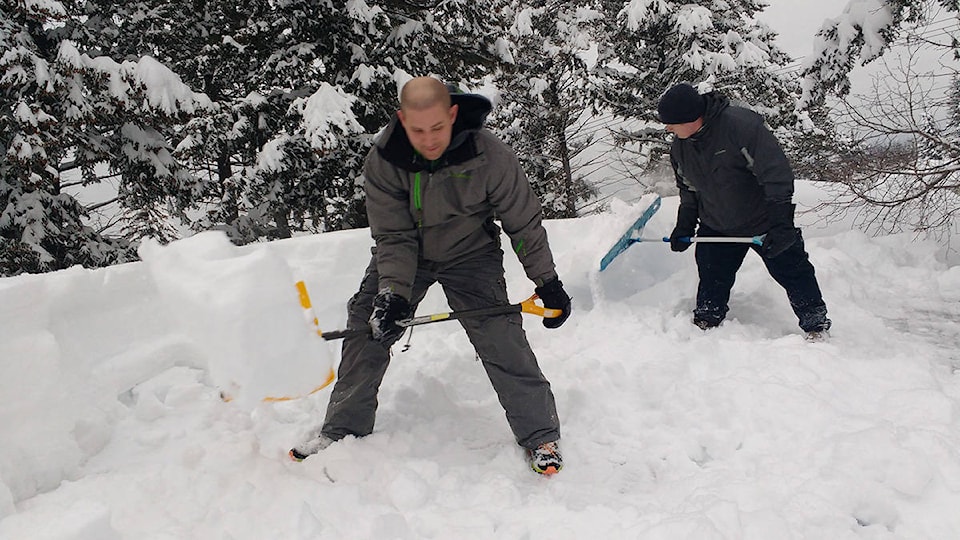 15496590_web1_Roof-shovelling