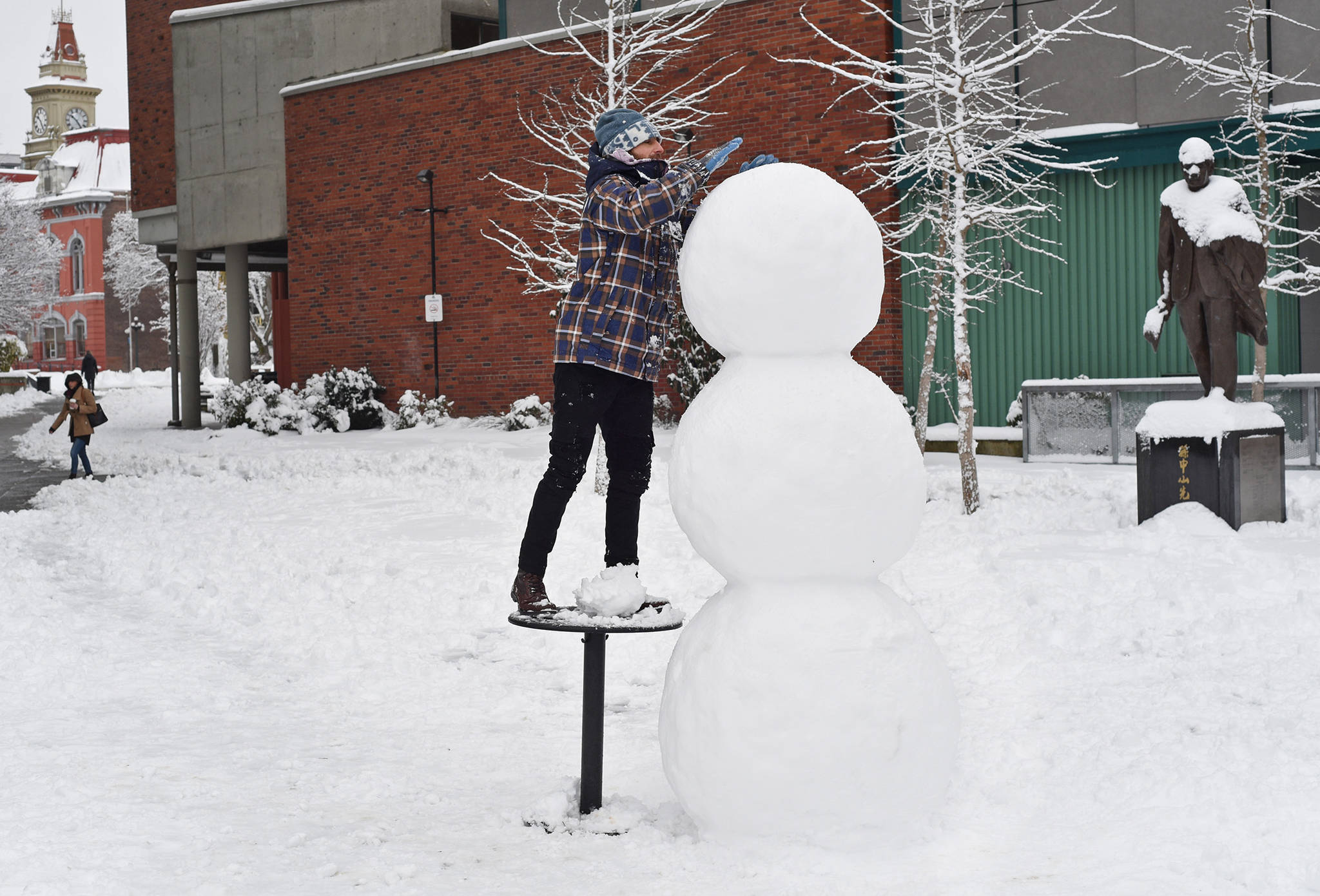 15514994_web1_Victoria-Snowman-1