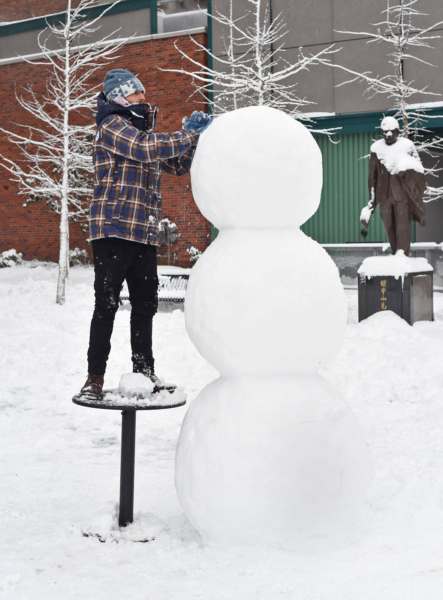 15514994_web1_Victoria-Snowman-2