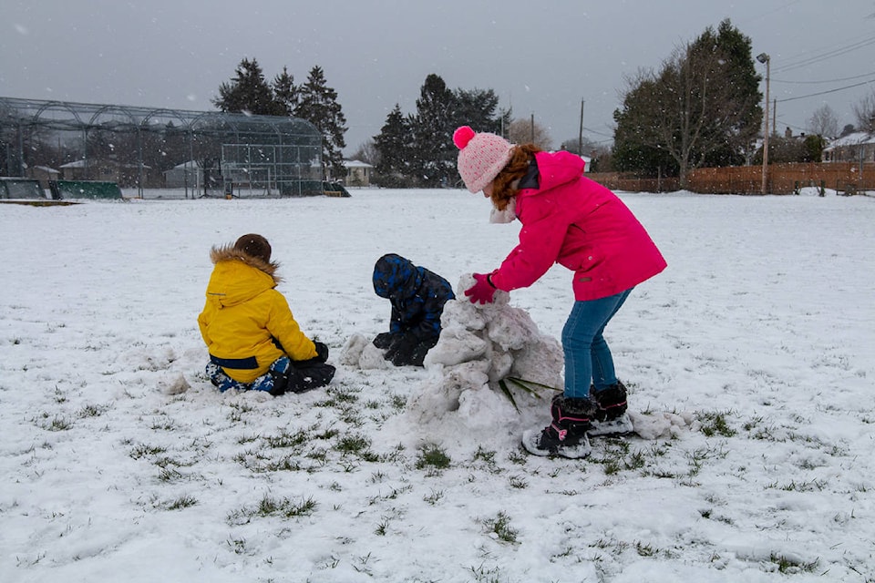 15555776_web1_190211-OBN-KidsBuildingSnow-3